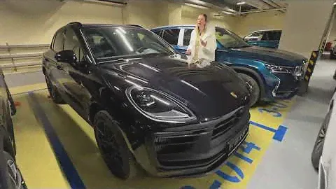 Редкий зверек Porsche Macan. Лиса рулит
